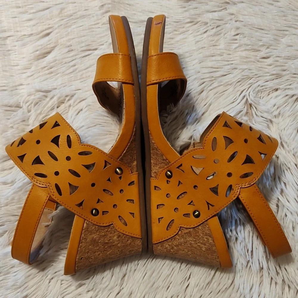 Mootsies Tootsies Tania Sun Cutout Wedge Sandals Mustard Yellow Summery Size 9